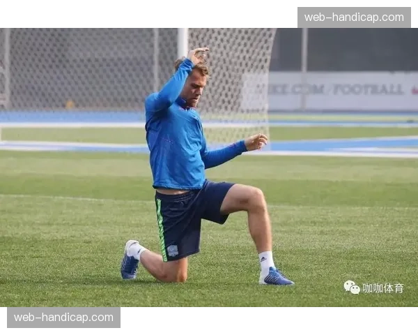 特写：日本队教练组在队员每场比赛后，立即用平板电脑进行战术分析