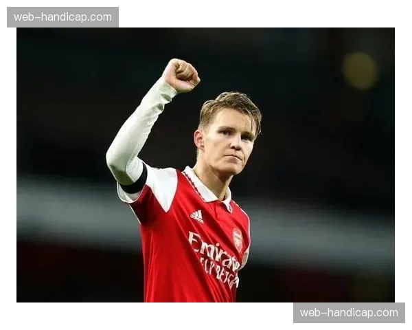 特写：阿森纳队长厄德高指挥队友高位上抢，成功在前场制造角球